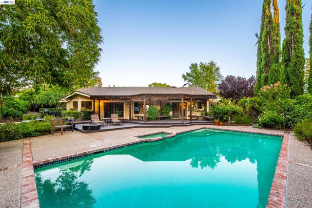 1768 Oro Valley Cir, Walnut Creek, CA 94596