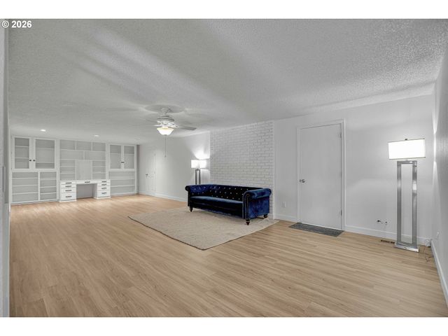 16710 Se SUNNYSIDE Rd, Clackamas, OR 97015