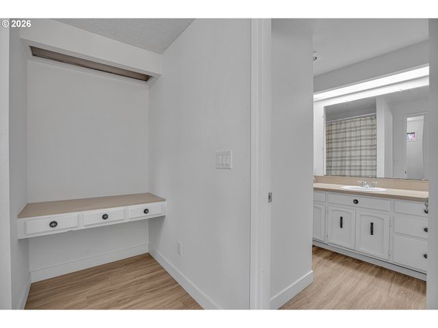 16710 Se SUNNYSIDE Rd, Clackamas, OR 97015