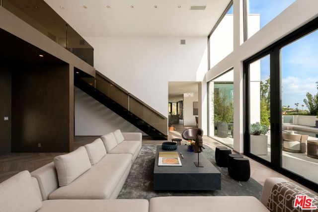 9405 Sierra Mar Place, Los Angeles, CA 90069