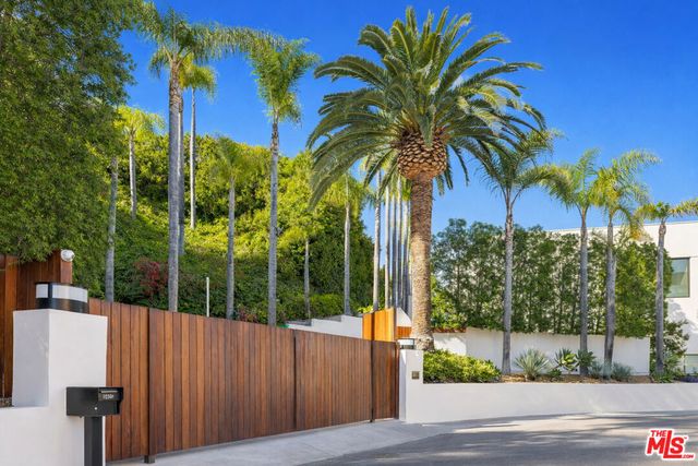 9405 Sierra Mar Place, Los Angeles, CA 90069