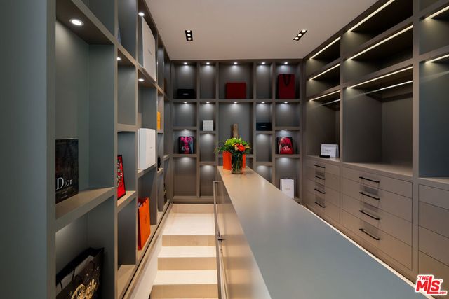 9405 Sierra Mar Place, Los Angeles, CA 90069