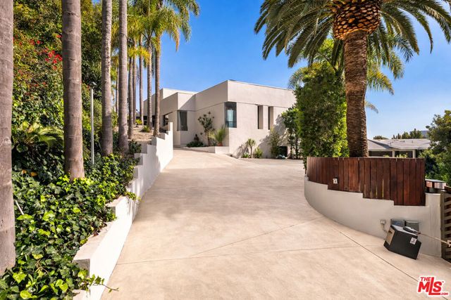 9405 Sierra Mar Place, Los Angeles, CA 90069