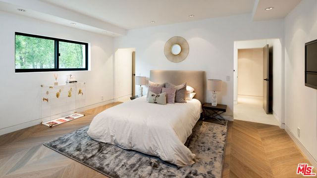 9405 Sierra Mar Place, Los Angeles, CA 90069