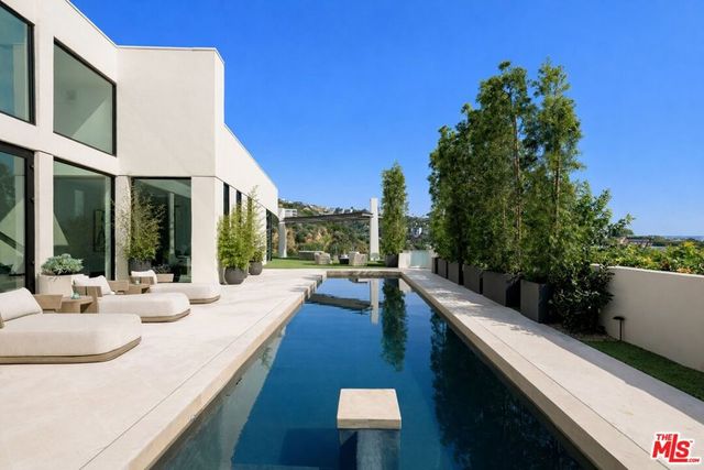 9405 Sierra Mar Place, Los Angeles, CA 90069