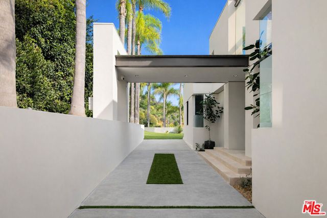 9405 Sierra Mar Place, Los Angeles, CA 90069