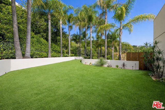 9405 Sierra Mar Place, Los Angeles, CA 90069