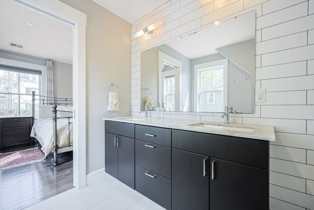 7 Greenley Pl 3, Boston, MA 02130