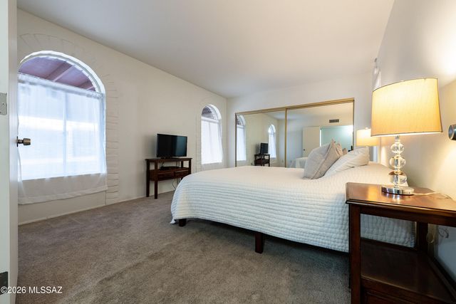 447 W Calle Lago, Tucson, AZ 85704