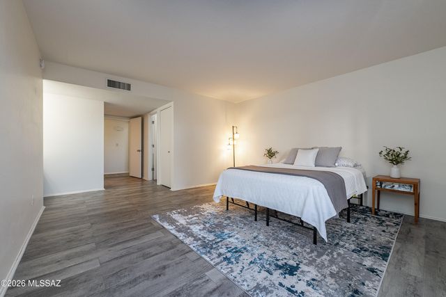 447 W Calle Lago, Tucson, AZ 85704