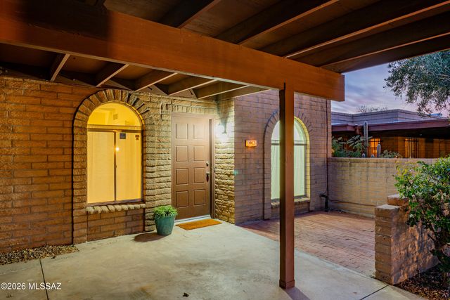 447 W Calle Lago, Tucson, AZ 85704
