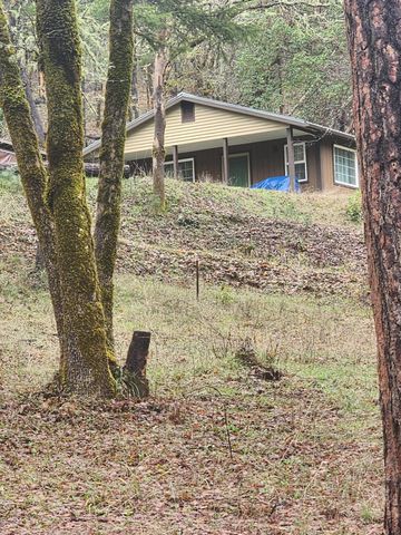 11238 E Evans Creek Road, Rogue River, OR 97537