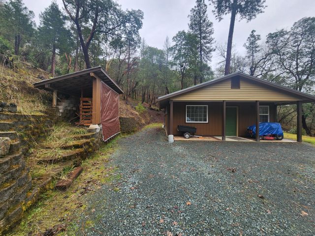 11238 E Evans Creek Road, Rogue River, OR 97537