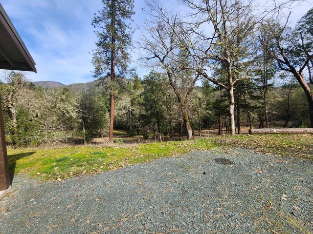 11238 E Evans Creek Road, Rogue River, OR 97537