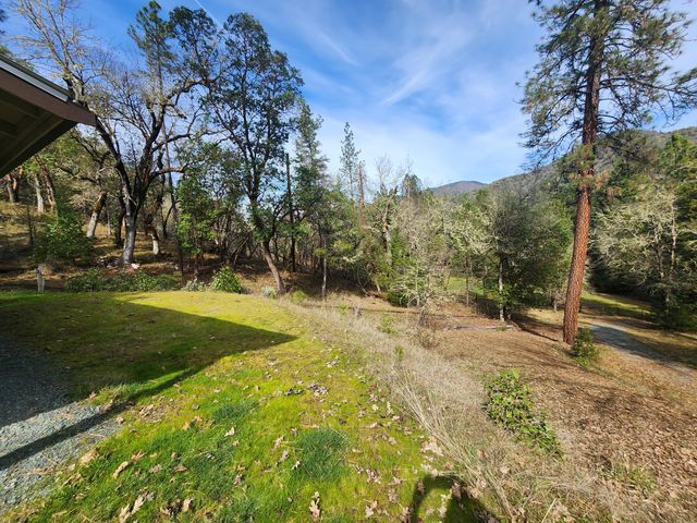 11238 E Evans Creek Road, Rogue River, OR 97537