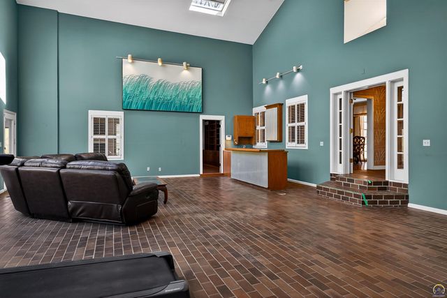 200 SW Yorkshire RD, Topeka, KS 66606