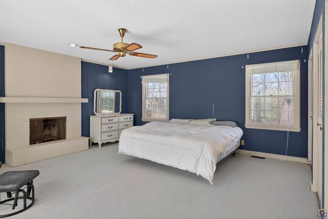 200 SW Yorkshire RD, Topeka, KS 66606