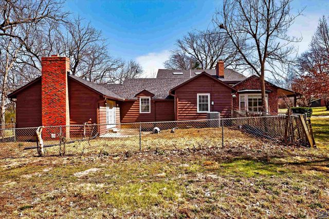 200 SW Yorkshire RD, Topeka, KS 66606