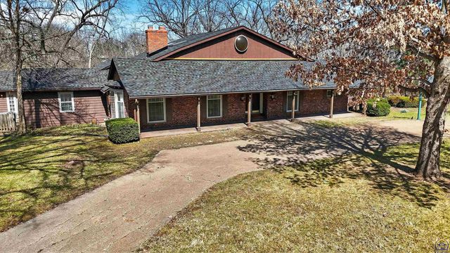 200 SW Yorkshire RD, Topeka, KS 66606