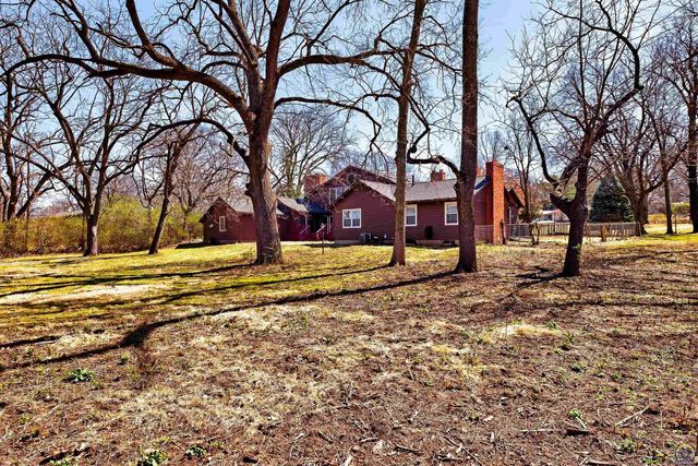200 SW Yorkshire RD, Topeka, KS 66606