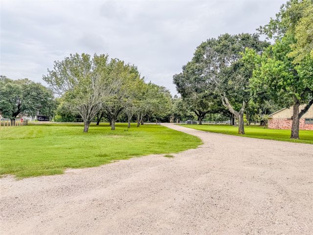 17115 County Road 831, Pearland, TX 77584