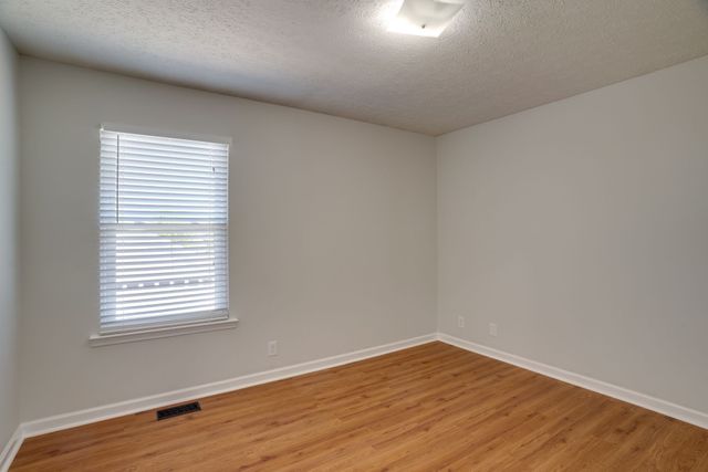 145 S Palmers Chapel Rd, White House, TN 37188