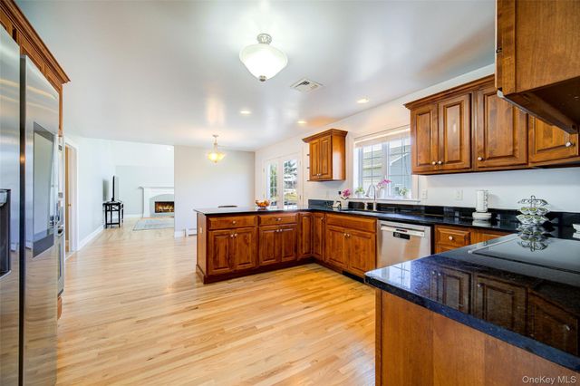 24 DUNTHORNE Drive, Bloomingburg, NY 12721