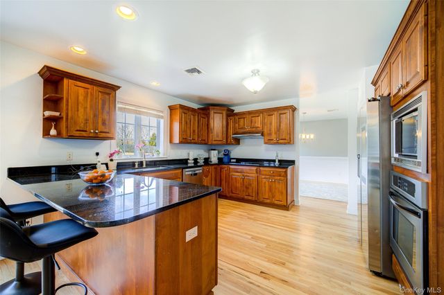 24 DUNTHORNE Drive, Bloomingburg, NY 12721
