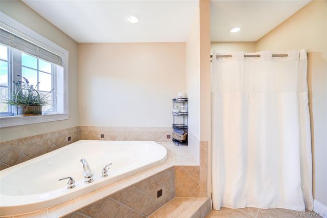 24 DUNTHORNE Drive, Bloomingburg, NY 12721