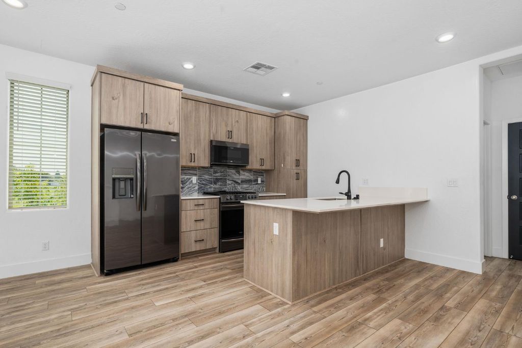 Image 14 of property listing at 2739 E Tamarind Drive, Fresno, CA 93730