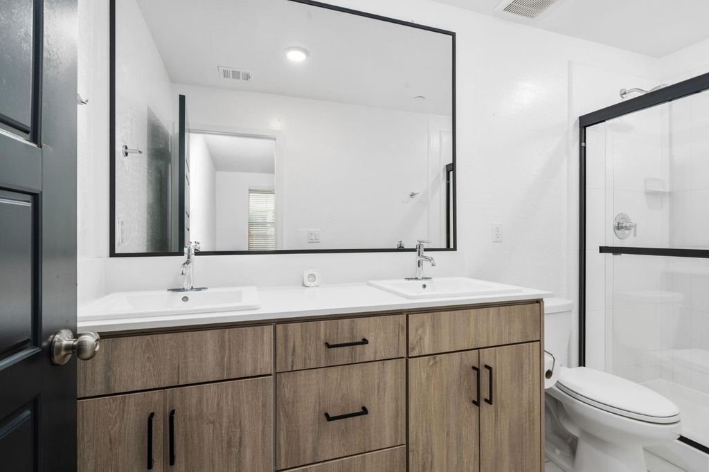 Image 3 of property listing at 2739 E Tamarind Drive, Fresno, CA 93730