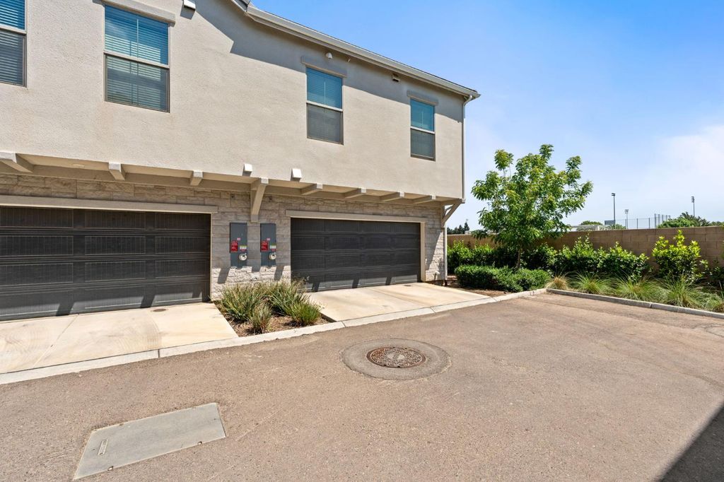 Image 32 of property listing at 2739 E Tamarind Drive, Fresno, CA 93730