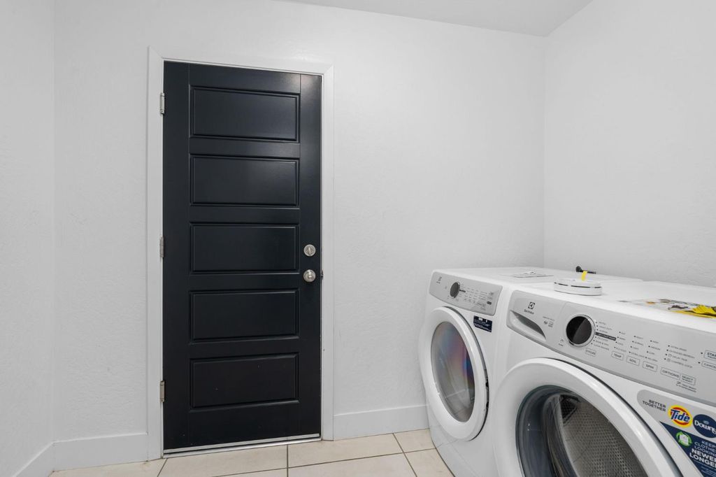 Image 6 of property listing at 2739 E Tamarind Drive, Fresno, CA 93730