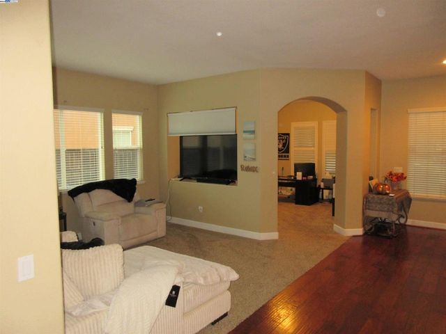 2644 Swainsons Hawk St, Stockton, CA 95209