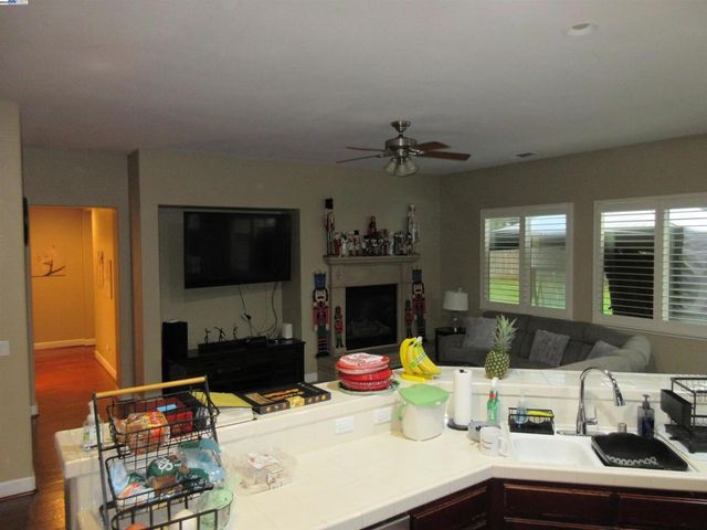 2644 Swainsons Hawk St, Stockton, CA 95209