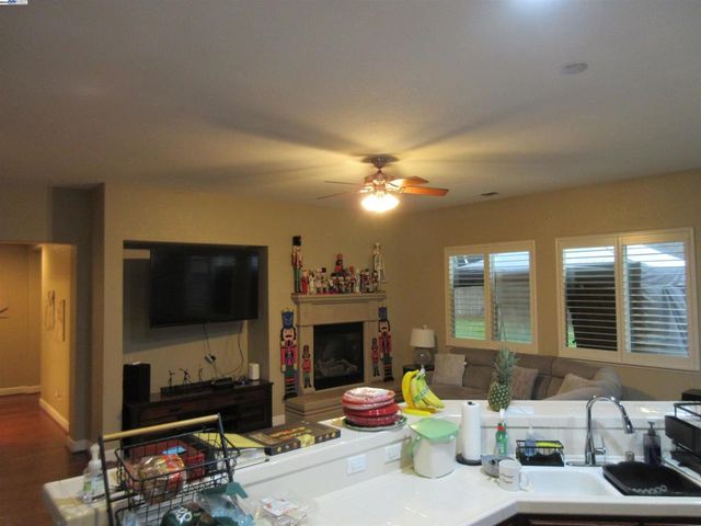 2644 Swainsons Hawk St, Stockton, CA 95209