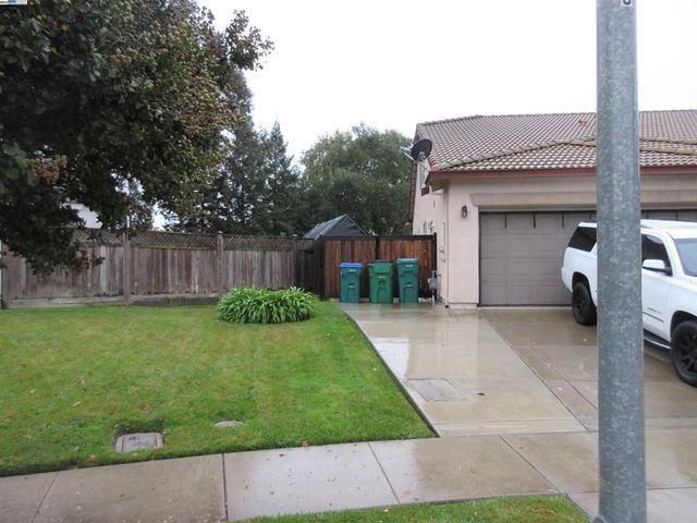 2644 Swainsons Hawk St, Stockton, CA 95209