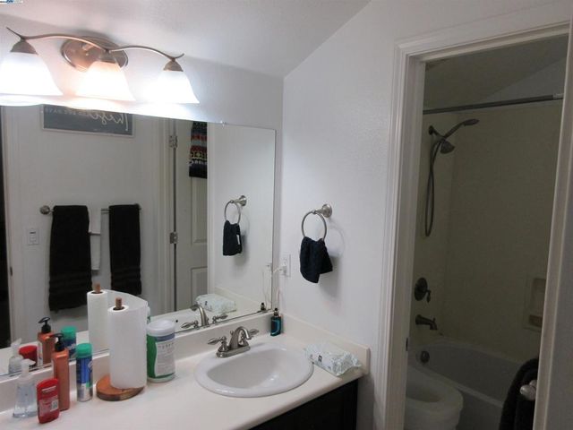 2644 Swainsons Hawk St, Stockton, CA 95209