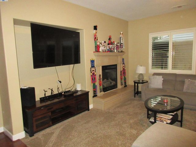 2644 Swainsons Hawk St, Stockton, CA 95209