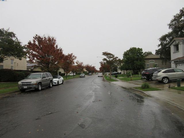 2644 Swainsons Hawk St, Stockton, CA 95209