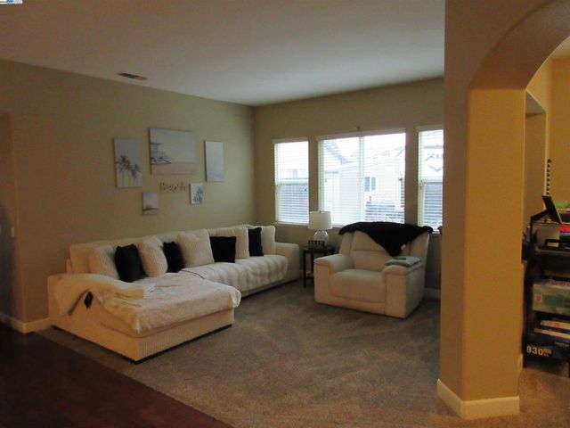 2644 Swainsons Hawk St, Stockton, CA 95209