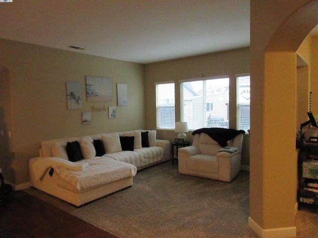 2644 Swainsons Hawk St, Stockton, CA 95209