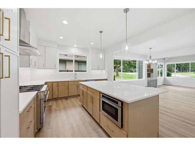 8055 Sw WINCHESTER Way, Wilsonville, OR 97070