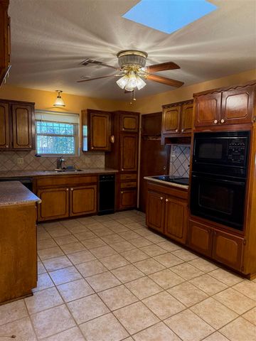 2808 NE Bel Air Cir, Lawton, OK 73507