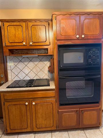 2808 NE Bel Air Cir, Lawton, OK 73507