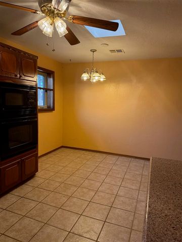 2808 NE Bel Air Cir, Lawton, OK 73507