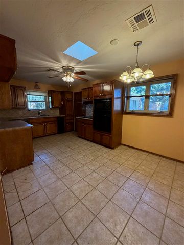 2808 NE Bel Air Cir, Lawton, OK 73507