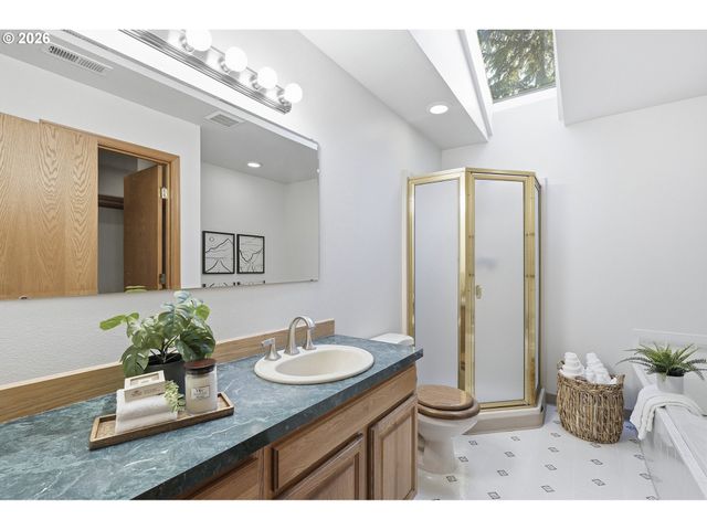 9500 Sw WASHINGTON Dr, Portland, OR 97223