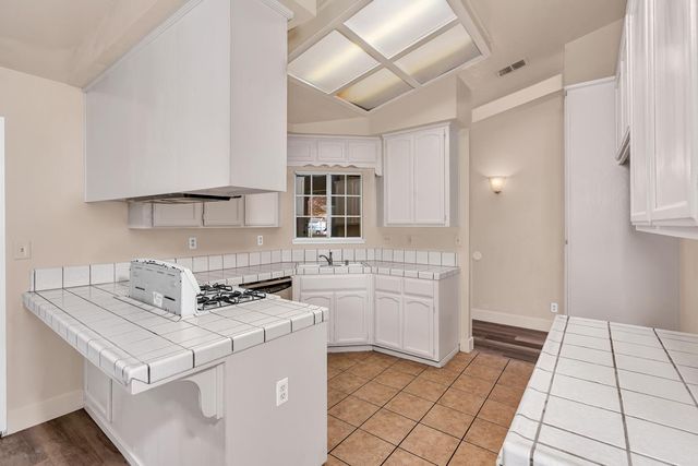 2408 Beatrice Ln, Modesto, CA 95355