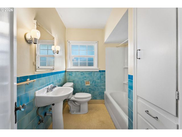 107 E 35TH St, Vancouver, WA 98663